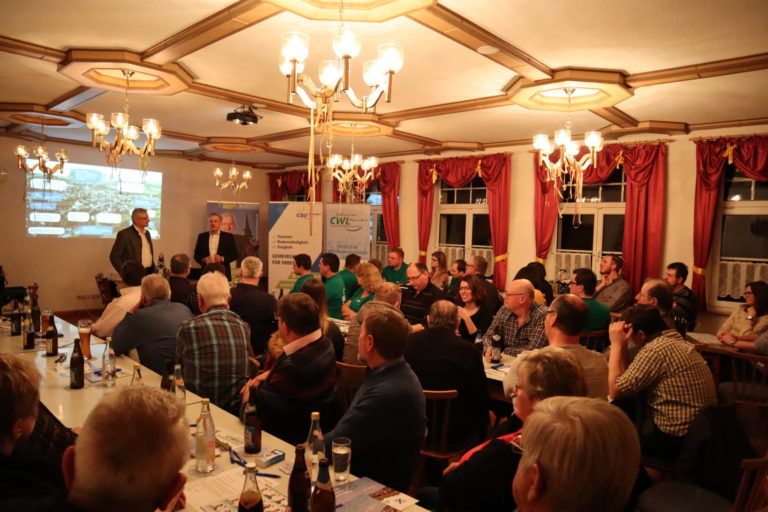 Johannes Reger und Roland Grillmeier im Gespräch im Feuerwehrhaus Grötschenreuth